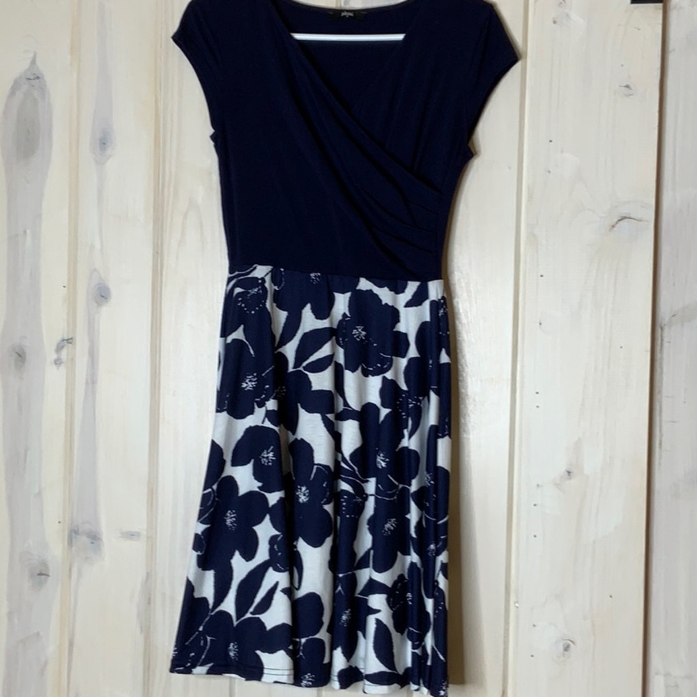 Cute spring dress!  Blue and white easy wear dress, size M